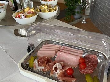 Frau geniesst Frühstück im Hotelbett